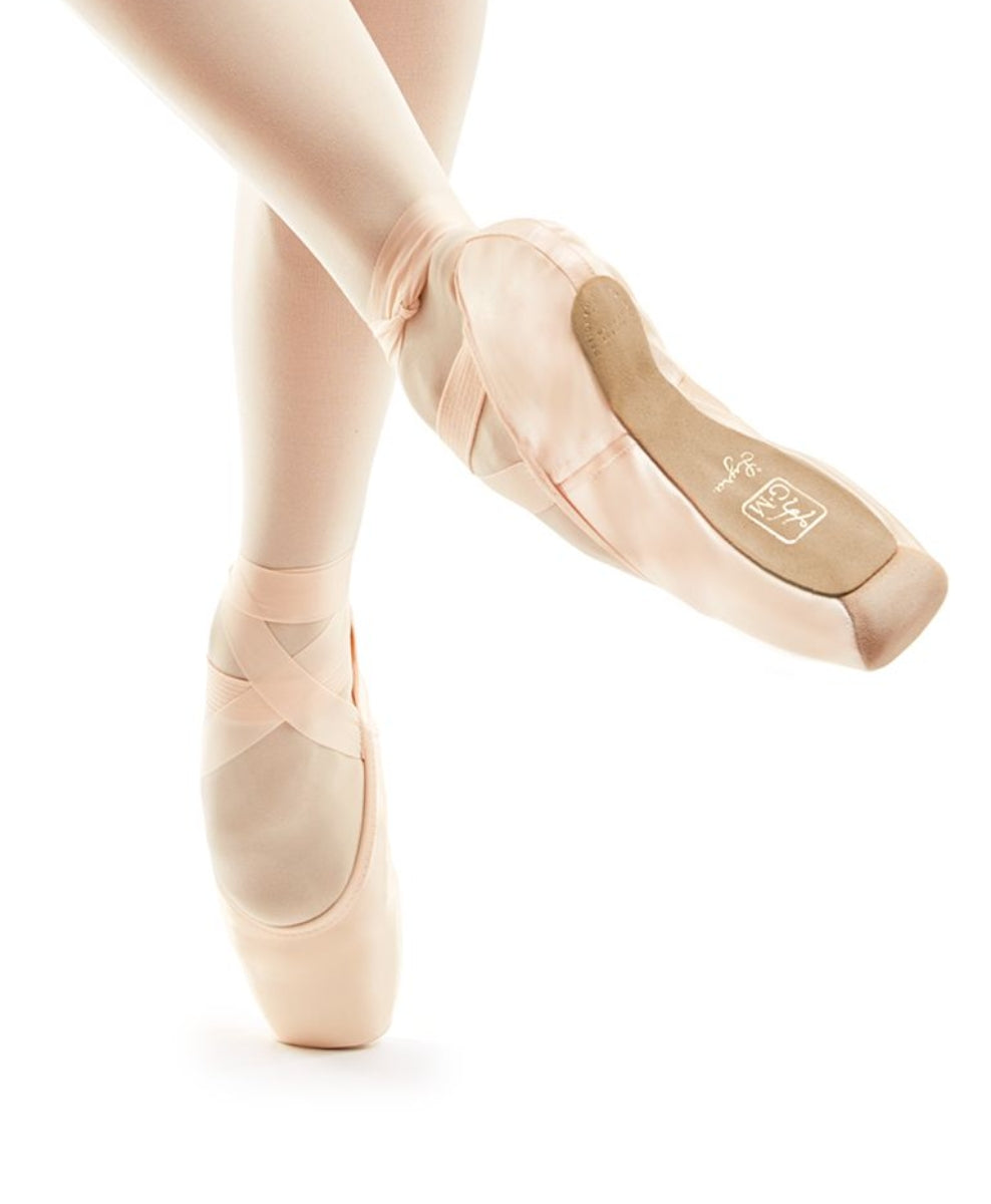 Classic Fit - Lyra Pointe Shoes, Gaynor Minden
